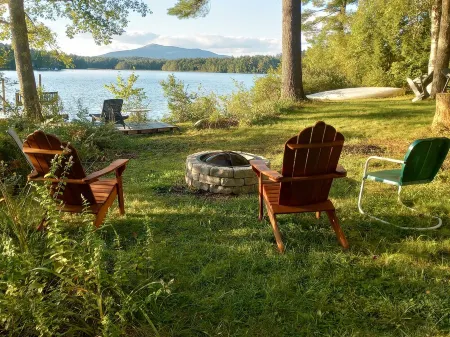 Vacationer's oasis on the waterfront of picturesque Pearly Pond.
