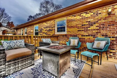 ⭐️Stylish & Cozy Ranch⭐️ Patio, Fenced Back Yard, Fire 🔥Pit-all the essentials!