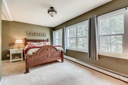 Timeless 100 Year Old Creekside Cabin Near Red Rocks. King Size Bed.