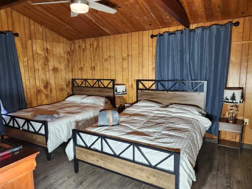 Lakefront Cabin in the Forest Breakfast Included