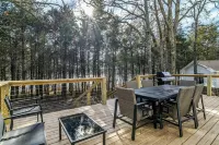 LAKEFRONT Bliss FLAT to water: Spacious home with Game Room, Sleeps 15 Guests! Hotels in Township 1