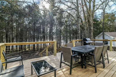 LAKEFRONT Bliss FLAT to water: Spacious home with Game Room, Sleeps 15 Guests!