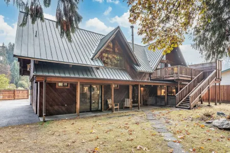 Cabin on Peaceful creek w/ hot tub, sauna, firepit- minutes from Hurricane Ridge