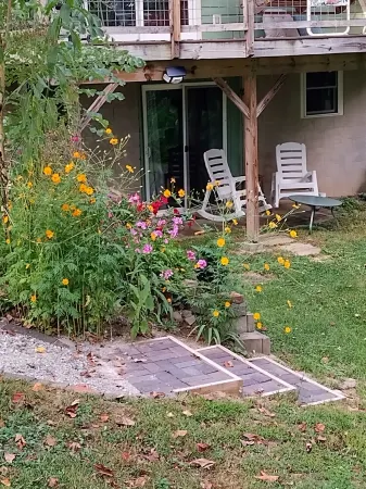 Studio for 3/Private Entrance, Bath, WiFi, Netflix/2.5 mi to Town/Pets