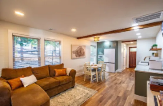Cozy 2 Br, 2 BA Cottage in Downtown Dahlonega!