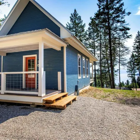 Grand Opening Pricing! Cozy 1 Bedroom Cabin with views of Flathead Lake