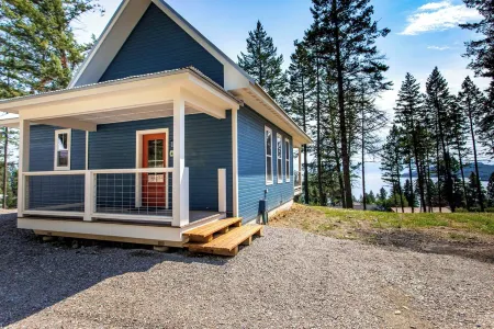 Grand Opening Pricing! Cozy 1 Bedroom Cabin with views of Flathead Lake Отели в г. Лейксайд