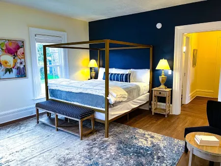 Set within a beautifully restored 19th century home in the Heart of Watkins Glen Отели рядом с достопримечательностью «Парк штата Уоткинс Глен»