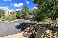 2 Bedroom, 2 Bathroom Luxury Townhome; 0.3 miles to Canyon Rd;  AC; Lovely Views