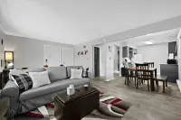 Cozy Apt Aurora/Sleeps 8/Free Wifi/55"/Parking Hotel dekat Paramount Theatre