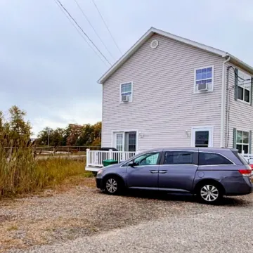 Seaside retreat: Steps to beach, board walk. 3 car parking, deck, BBQ.