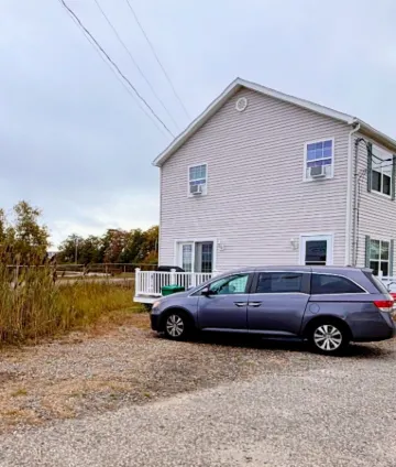 Seaside retreat: Steps to beach, board walk. 3 car parking, deck, BBQ.
