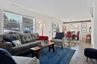 Excelsior nautical themed home, with fenced yard! 엑스켈시어 호텔