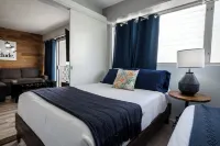 Spacious Modern 2Bdrm Condo, Free Parking in Bldg., Full Kitchen, Sleeps 6.