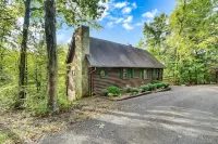Cozy 2 bedroom cabin with hot tub and 2 fireplaces Hotels near Belk