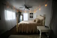 The Flower Artist Home- walk to Pub, Shops & Trails. Dog-friendly! Hotel a Lafayette