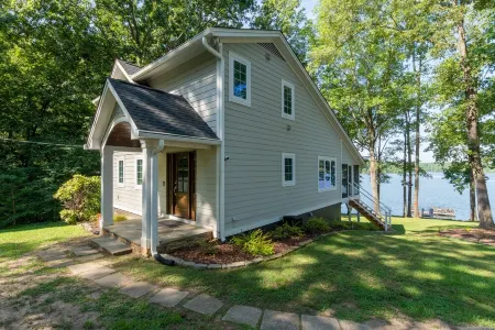 Stylish 3Br Lakefront Home on Kerr Lake