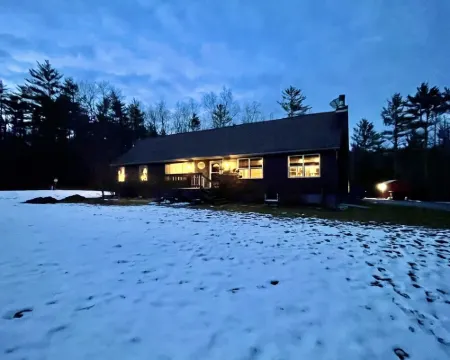 Bear House Catskills: Private Pool, Pond & Hot Tub, Work & Dog-Friendly カイロのホテル