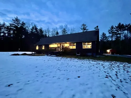 Visit Chill House: 15 Miles from Windham. Hot Tub & Ping Pong! Hotels in Cairo