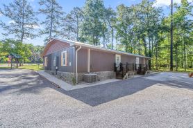Relaxing, family friendly lodge by the lake.