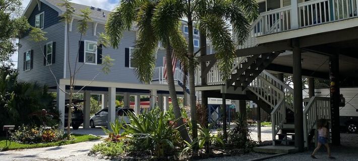 Condor Nest-private home-walk to downtown & the water! New heated POOL! Hotels in Dunedin