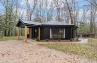 Private Cozy Cabin in the woods minutes from Baldwin with WiFi, AC and Hot Tub