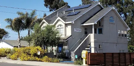 Ocean-View 2 Bedroom Home Sleeps 6 Steps From Beach & Train Station, Pets OK Отели рядом с достопримечательностью «Писмо Стейт Бич»