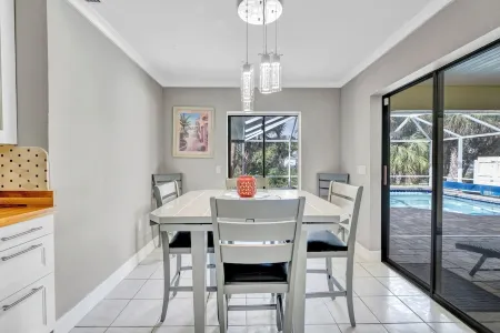 TROPICAL FAMILY OASIS ON CANAL-PET FRIENDLY Отели рядом с достопримечательностью «Кидстар Парк»