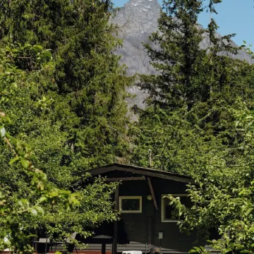 Chalet Rivière 2-bedroom cabin with AC and WiFi in Gold Bar