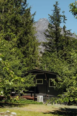 Chalet Rivière 2-bedroom cabin with AC and WiFi in Gold Bar