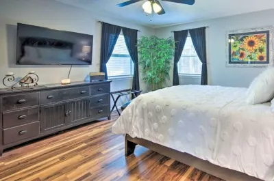 Welcome to Your Summer Retreat by the Lake!