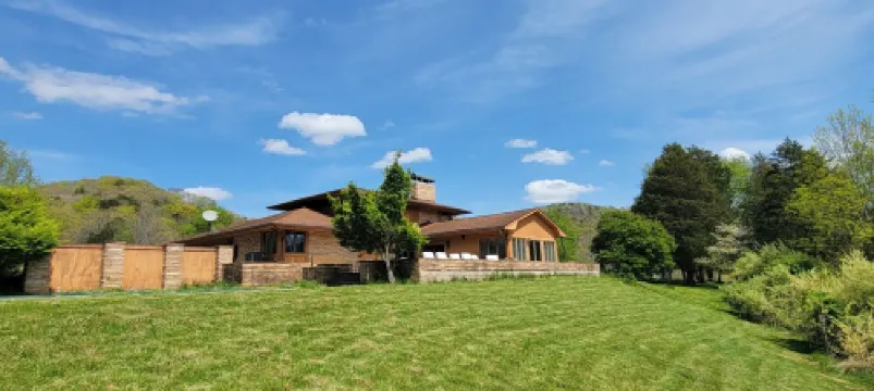 Bluestone Manor-Spacious Comfort for Your Winter Vacation