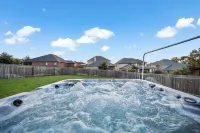 Hot Tub Getaway - 5 Mins to Kalahari – Roomy, Relaxing, Ready for Longer Visits