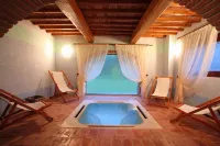 Stunning villa,Saltwaterpool,Sauna,Wi-Fi,fenced garden,table tennis,BBQ,sleep 16 Hoteles en Reggello