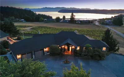 Indoor swim spa/hot tub with Bay View & Vineyard Hotels in 