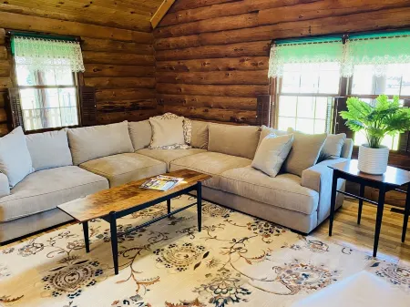 Log Cabin Haus in Amish Country Shipshewana, Indiana