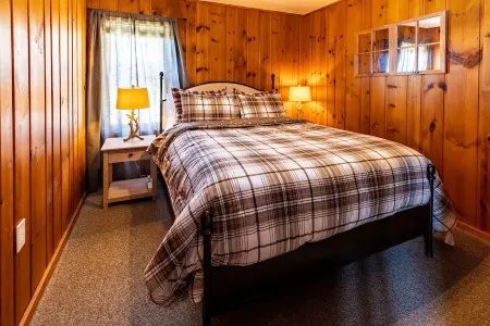 Comfy pet friendly 2 bedroom with fireplace