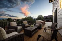 Indoor Sports Court, Hot tub, Sleeps 30+, Amazing Views!