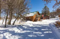 Lux Hot Tub Cabin. Huge Views! 35 Acres! Stargazing/Hiking Retreat! No Pet Fees!