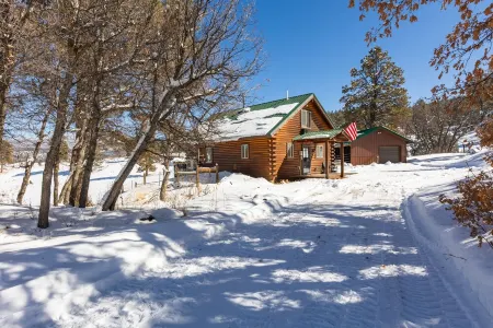 Lux Hot Tub Cabin. Huge Views! 35 Acres! Stargazing/Hiking Retreat! No Pet Fees!