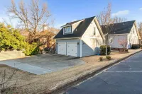 Luxury 4BR in Historic District, Walk to Downtown - 4 stjerner