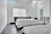 Modern & Spacious Loft: 7 min Walk to Universal Studios, Steam Room, Hot Tub Hotels in Universal City