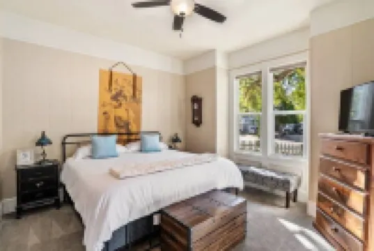 Modern Victorian! Walk Downtown W/Firepit