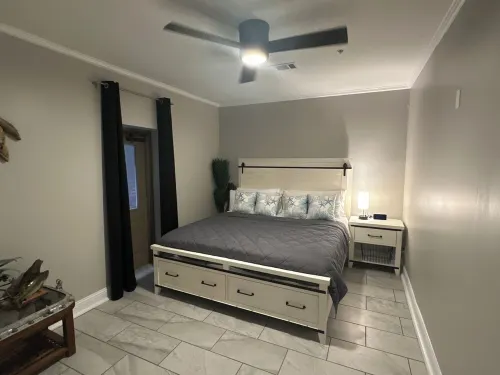 Charming 2bed, 2bath condo on The Strand, Galveston with WiFi, AC, garage