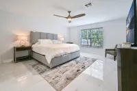 Spacious+cozy house, near the beach, heated pool.