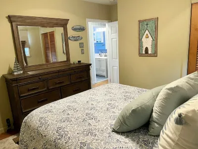 Avalon 3Br Bayside Retreat: Sleeps 7, Large Porch, Outdoor Shower & Grill