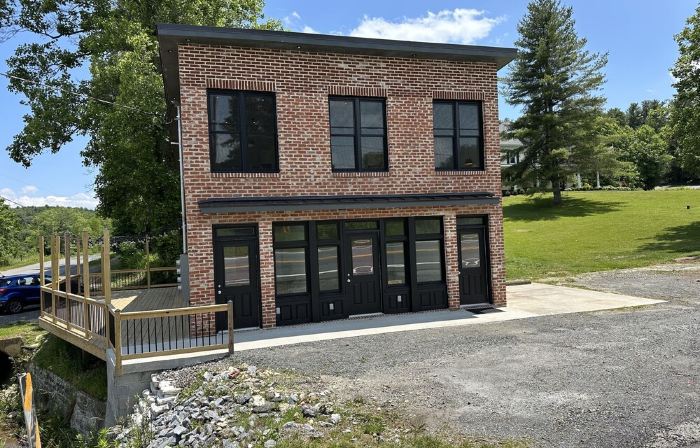 Bankers Loft w/ Washer, Dryer King Size Bed Beautiful Space for a Beautiful Stay