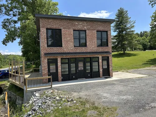 Bankers Loft w/ Washer, Dryer King Size Bed Beautiful Space for a Beautiful Stay Hotels in Floyd County