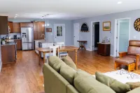 Ultimate Country Home with a 4800 sq.ft shed- pickle ball, corn hole, and more!! Hotels in Shelby County