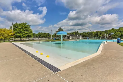 Serene Lakefront Retreat in Poconos: Beach, Pools, Gym, Fireplace & Pet-Friendly